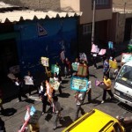 Una sfilata di bambini peruviani che chiedono il diritto all’istruzione